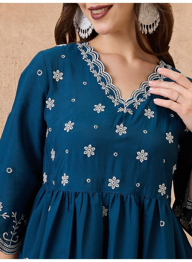 Globus Women Floral Embroidered Work V-Neck Scalloped Hem A-Line Kurta With Pants Festive Set - Image 5